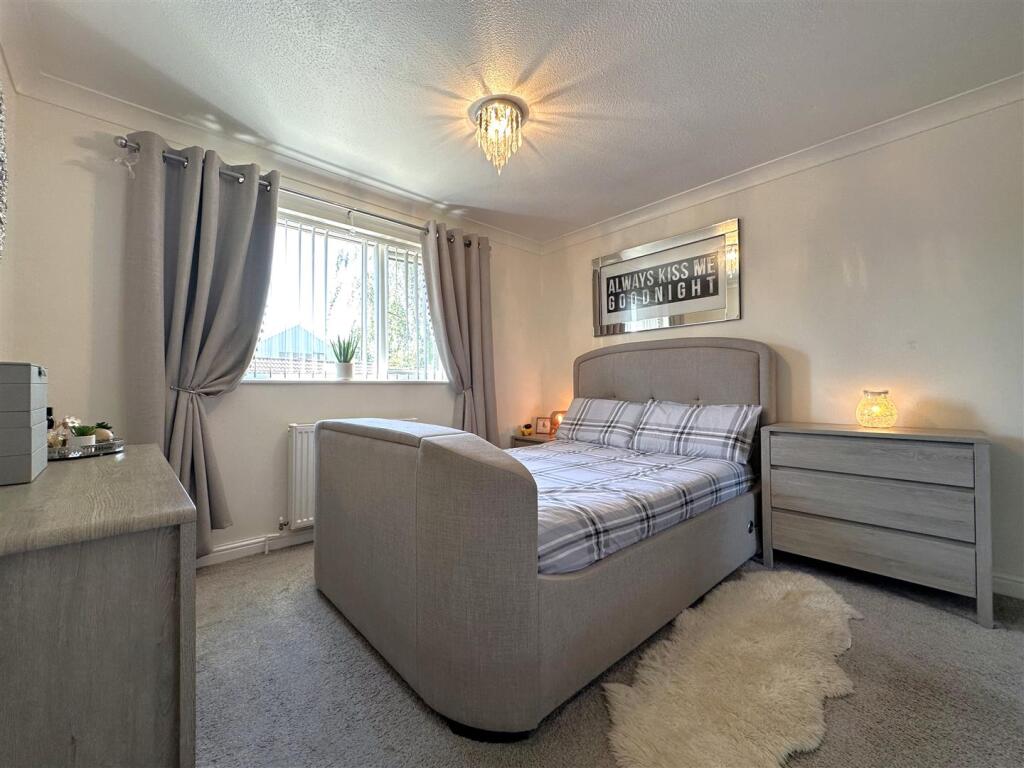 Master Bedroom 072