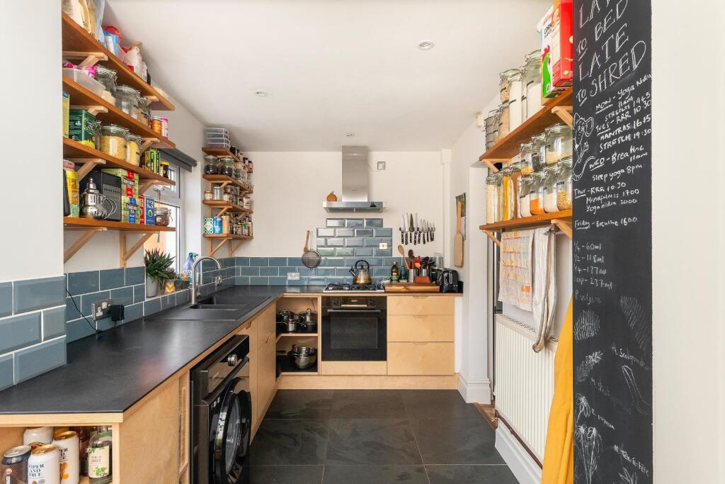 0W5AMR - Kitchen B.jpg
