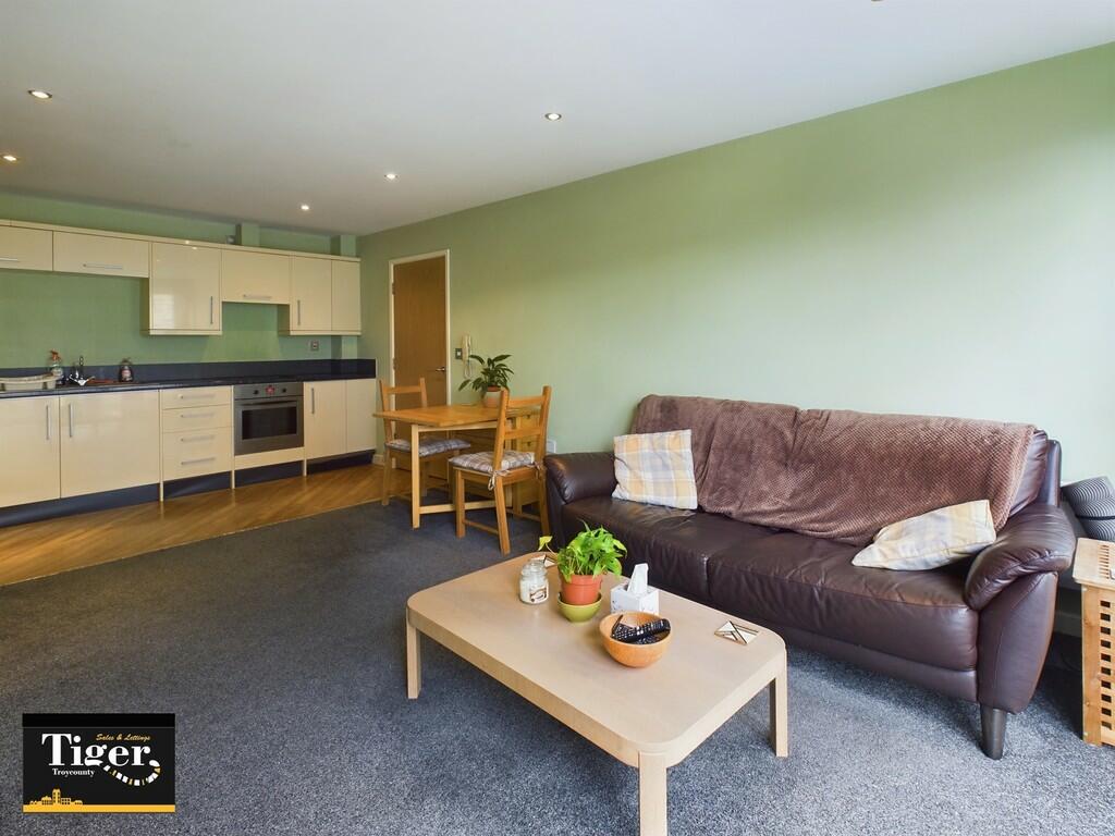 CAM02176G0-PR0202...