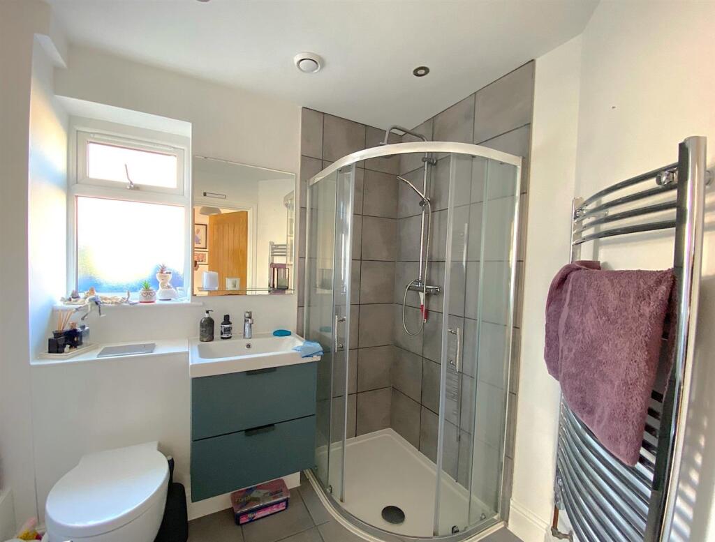 56C Haslam Crescent - Shower.jpg