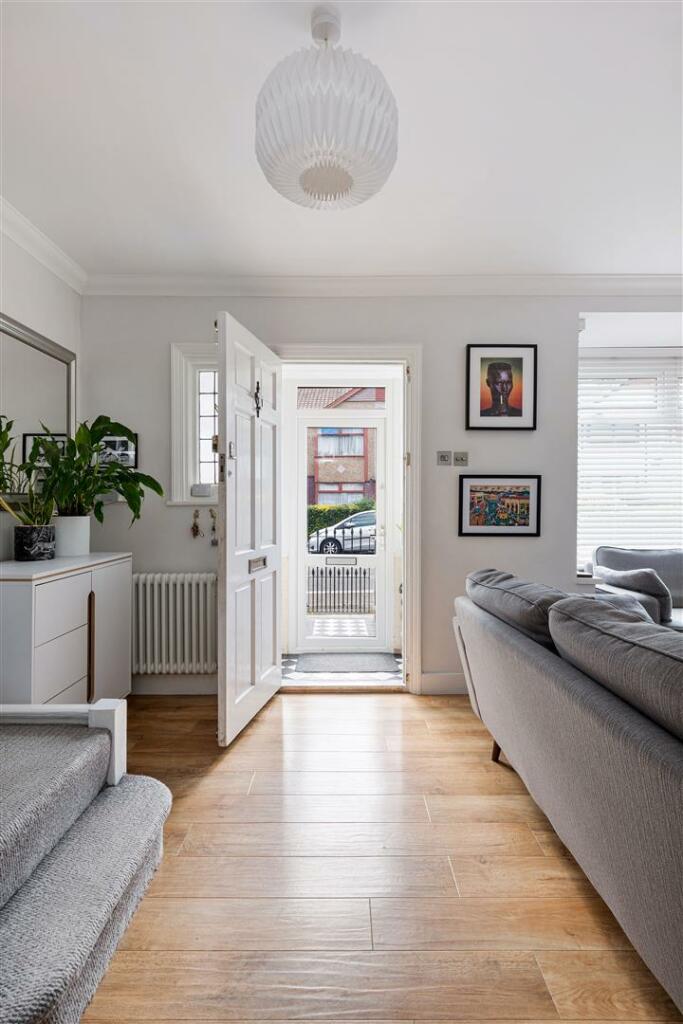 92 Cavendish Drive, E11
