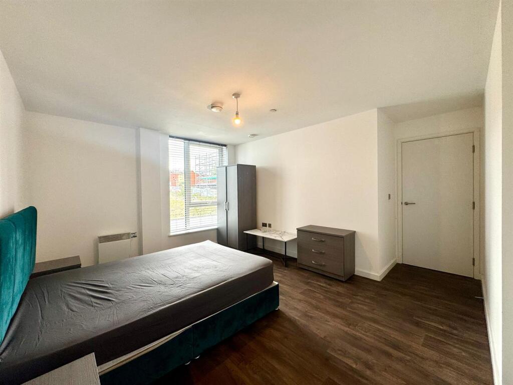 Main bedroom pic 2.jpeg