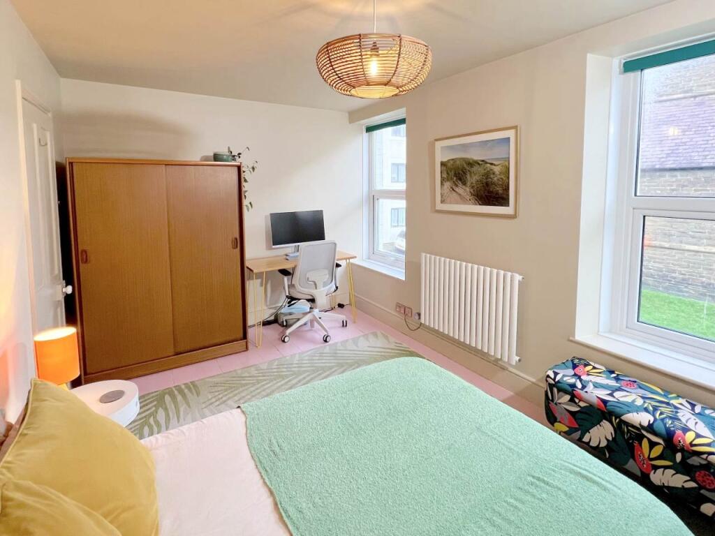 Front bedroom 2