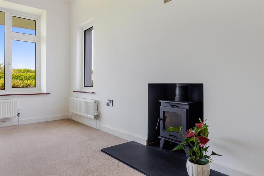 A16 - 3 Manor Bend Galmpton - 250611.jpg