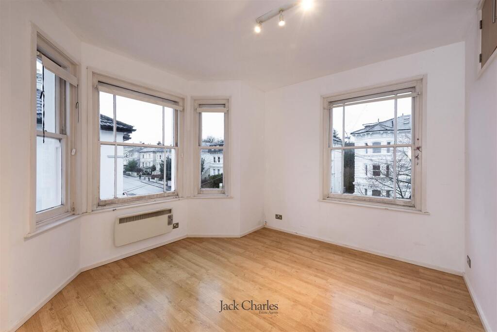 Flat 10, 58 Upper Grosvenor Rd, TN1 2BH 002.jpg