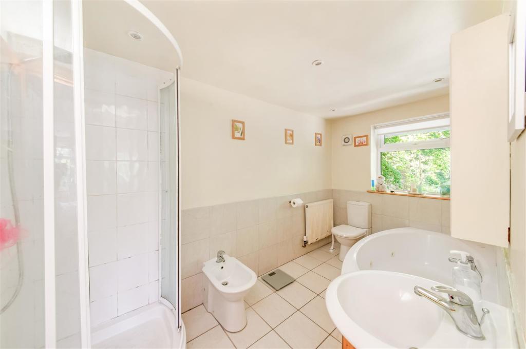 EN-SUITE BATHROOM TO BEDROOM ONE