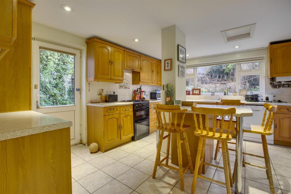 41 Hillview Road, HP13 6XY-14.jpg