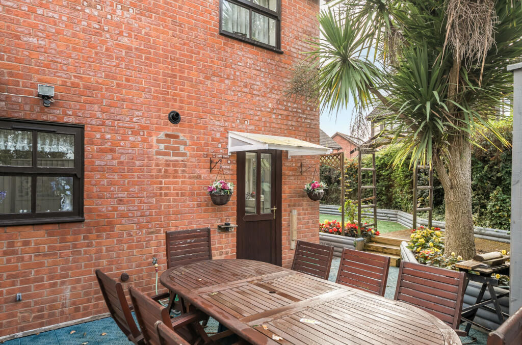 1371520-5-68f76d5...