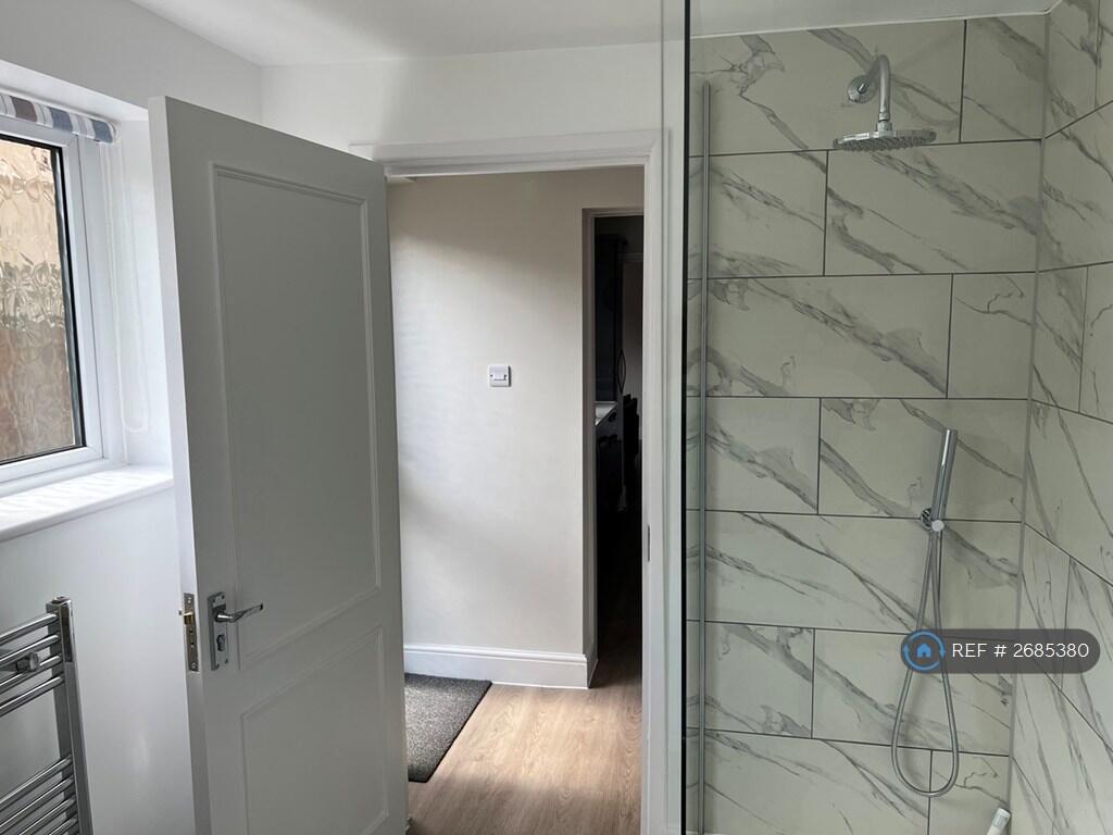 Bathroom (Downstairs)