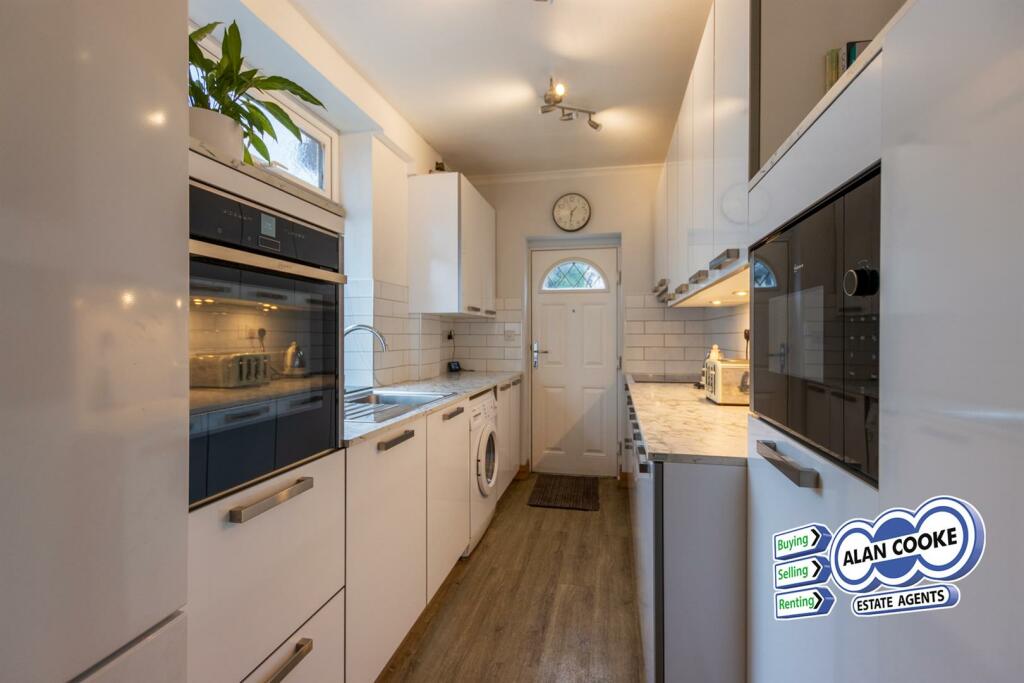FITTED KITCHEN