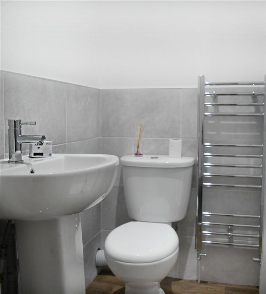 Upstairs bathroom 1.jpg