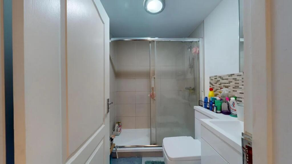 A modern bathroom suite featuring a spacious wa...