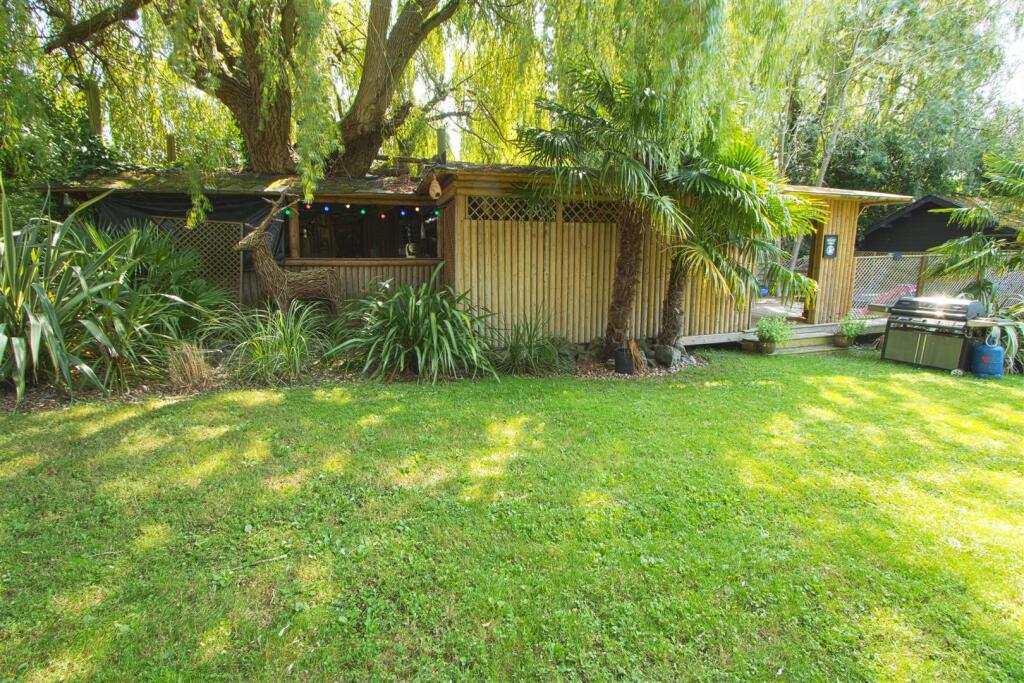 OUTDOOR LOG CABIN / BAR