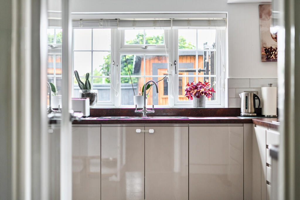 1298137-12-6835bd...