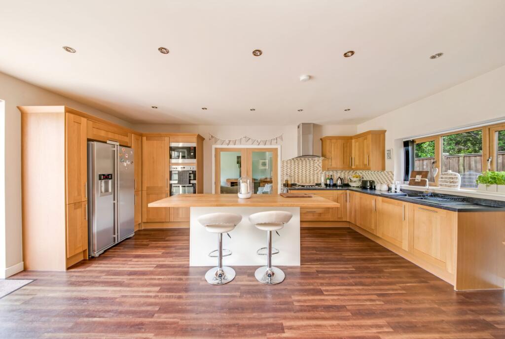 OPEN-PLAN DINING KITCHEN AND FAMILY ROOM