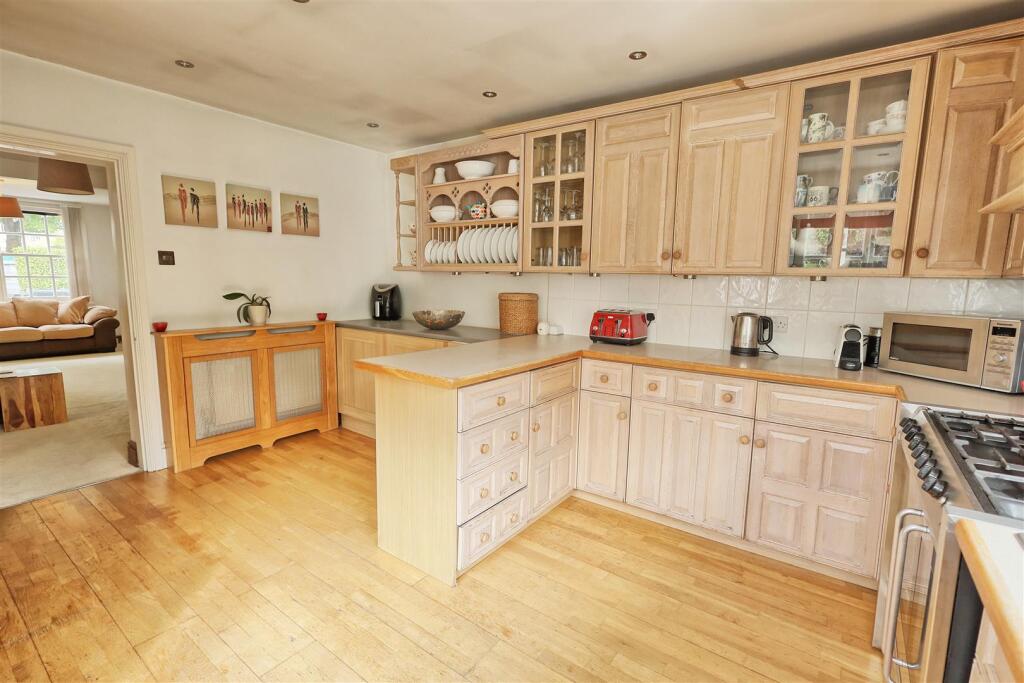 KITCHEN/BREAKFAST ROOM