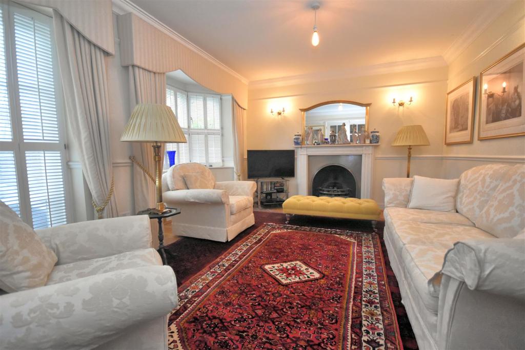 Sitting room 1.jpg