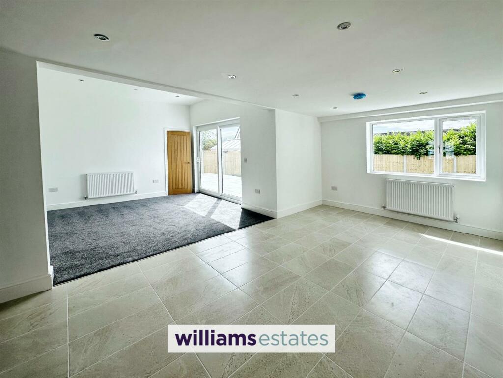 Living / Dining Area