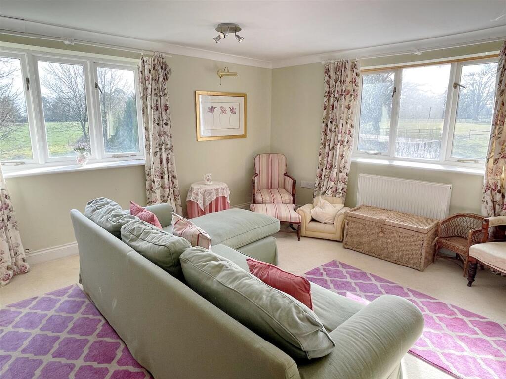 Bed 1 Sitt Area.JPG