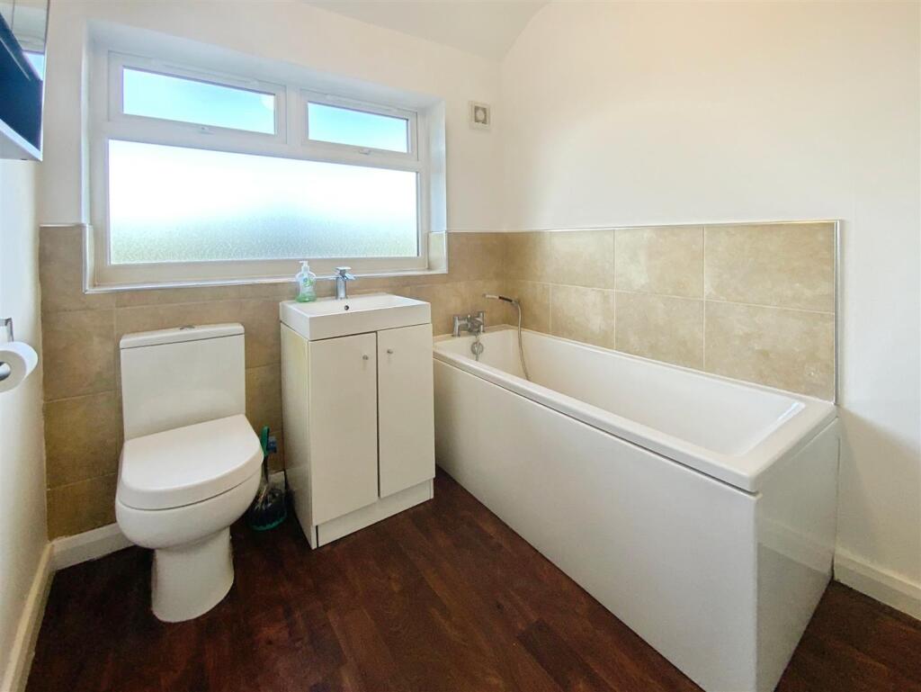 FIRST FLOOR FAMILY BATHROOM