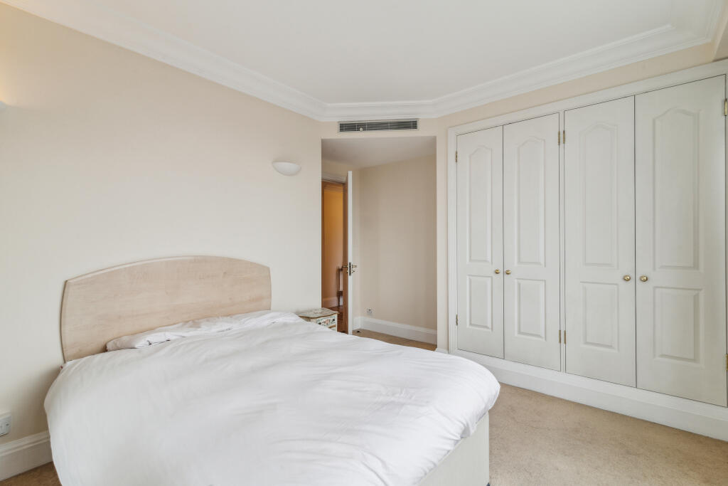 Flat 22, Peninsula Heights, 93 Albert Embankment, Vauxhall, London, SE1 7TY