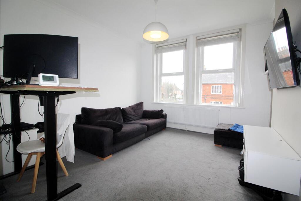 e Flat 3 living room.jpg