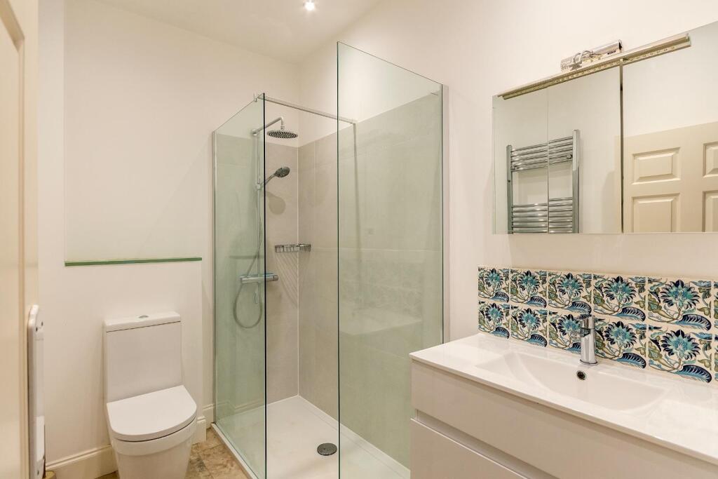 G2F5CPCN - Bathroom B.jpg