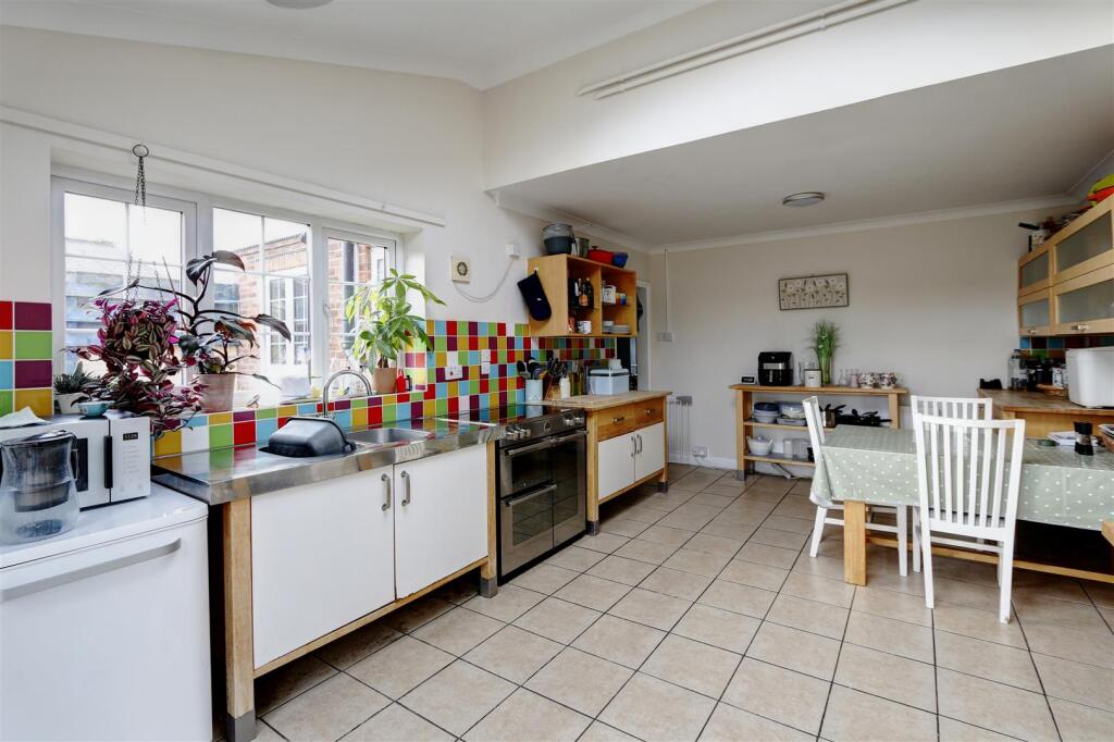 Kitchen/Breakfast Room: