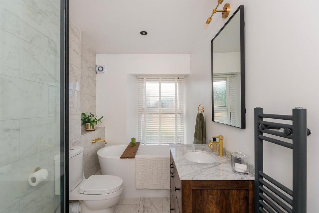 1B0R8WE - Bathroom C.jpg