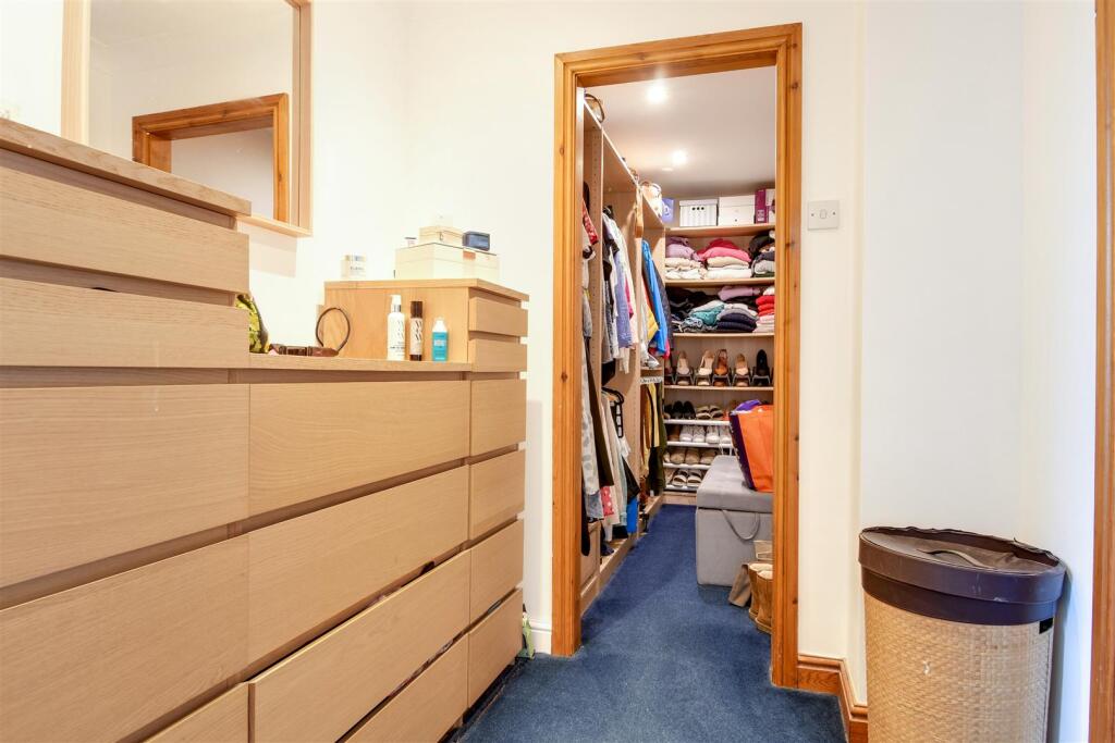 vanity area/walk in wardrobe
