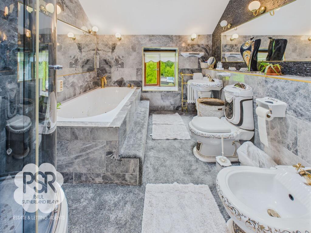 Principal En-Suite Bathroom