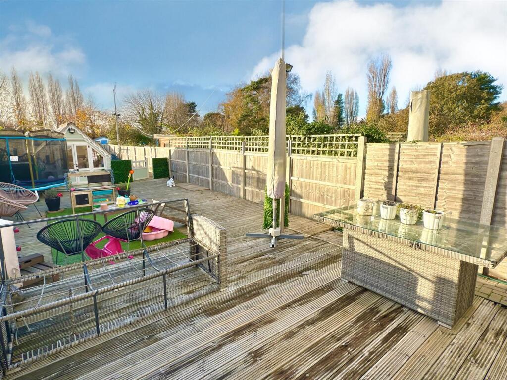 GARDEN SEATING AREA.jpg