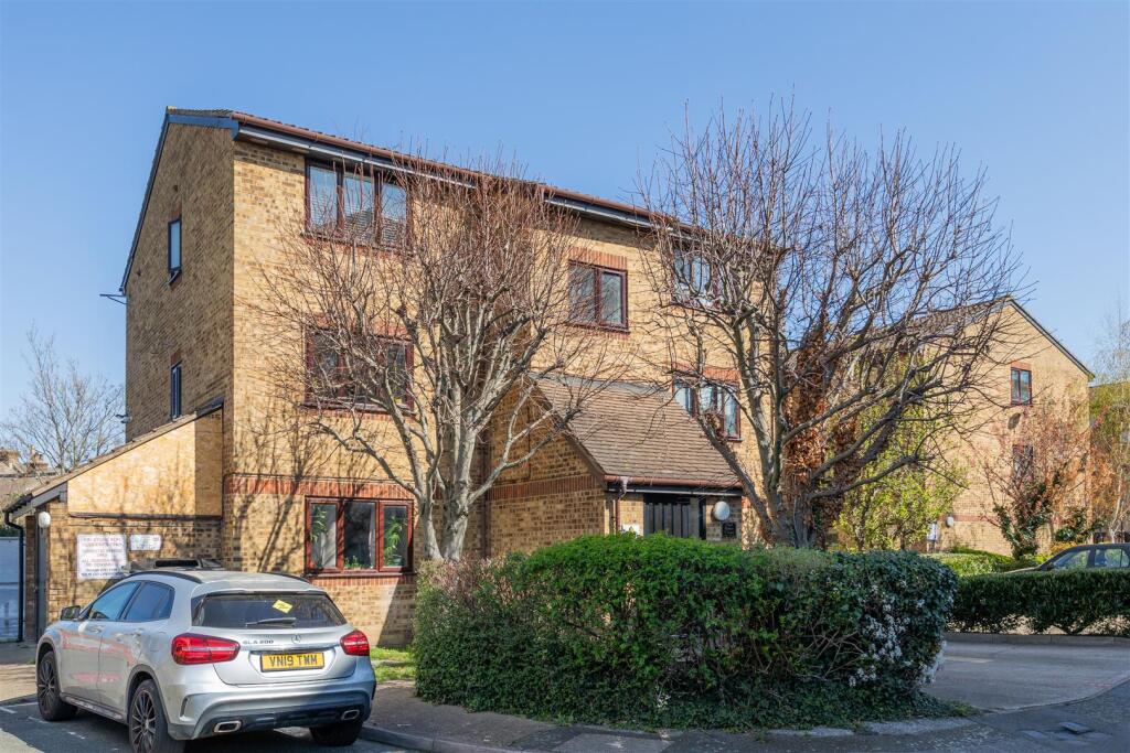 2, Brockway Close E11