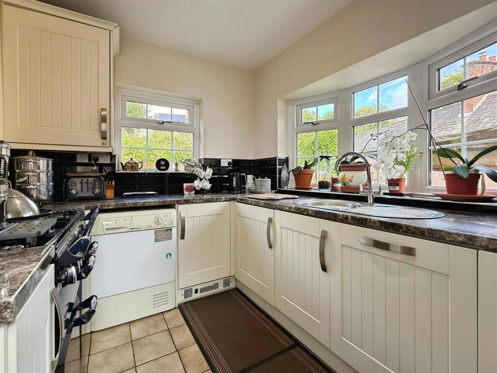 Kitchen/ Breakfast Room