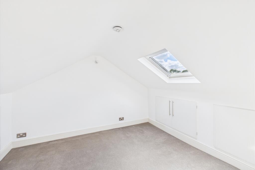 CAM03162G0-PR0290-STILL024