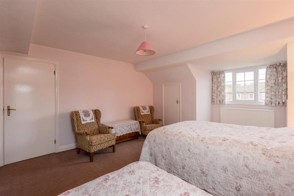 Station Road 9A Bedroom 1-2.jpg