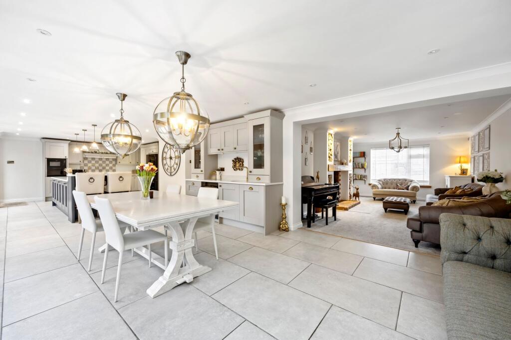 Kitchen / Dining Area