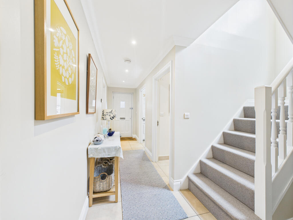 CAM02909G0-PR0439-STILL030