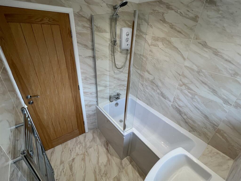 Bathroom B.JPG