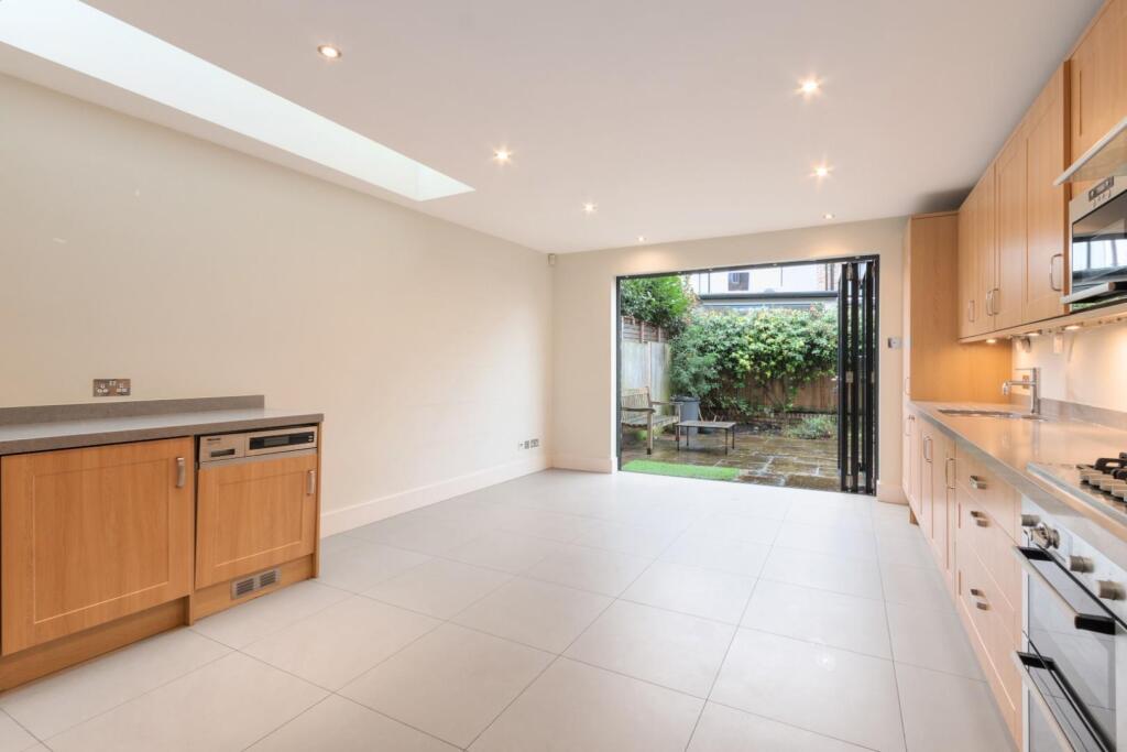 51 St Albans Avenue Ph5.jpg