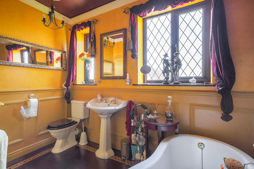 Family Bathroom 1