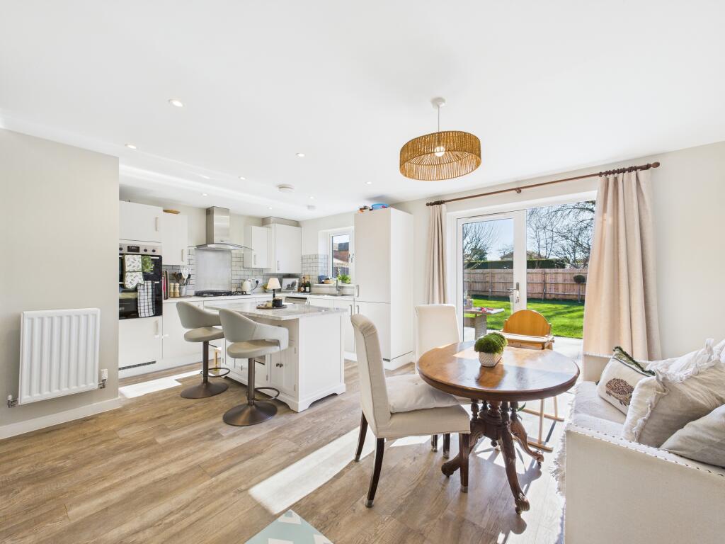 CAM01354G0-PR0458-STILL009