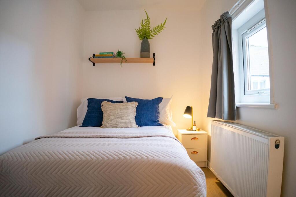 A cozy and inviting double bedroom featuring a ...