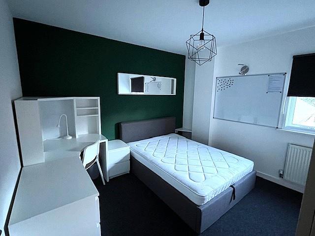 Bedroom 1 Pic 3.jpg