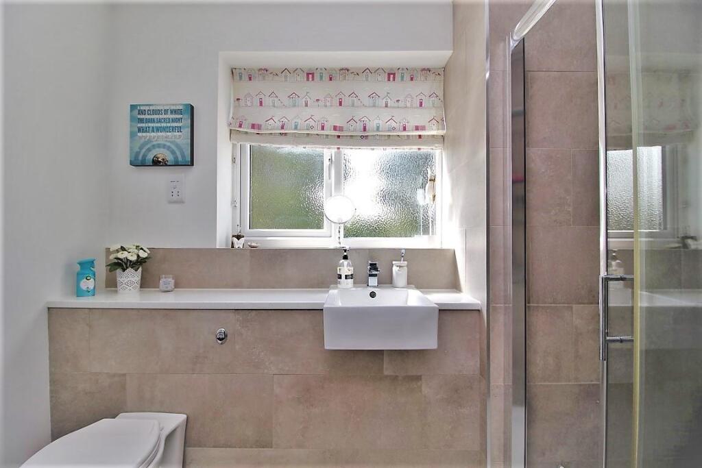 En-suite to Bedroom 2