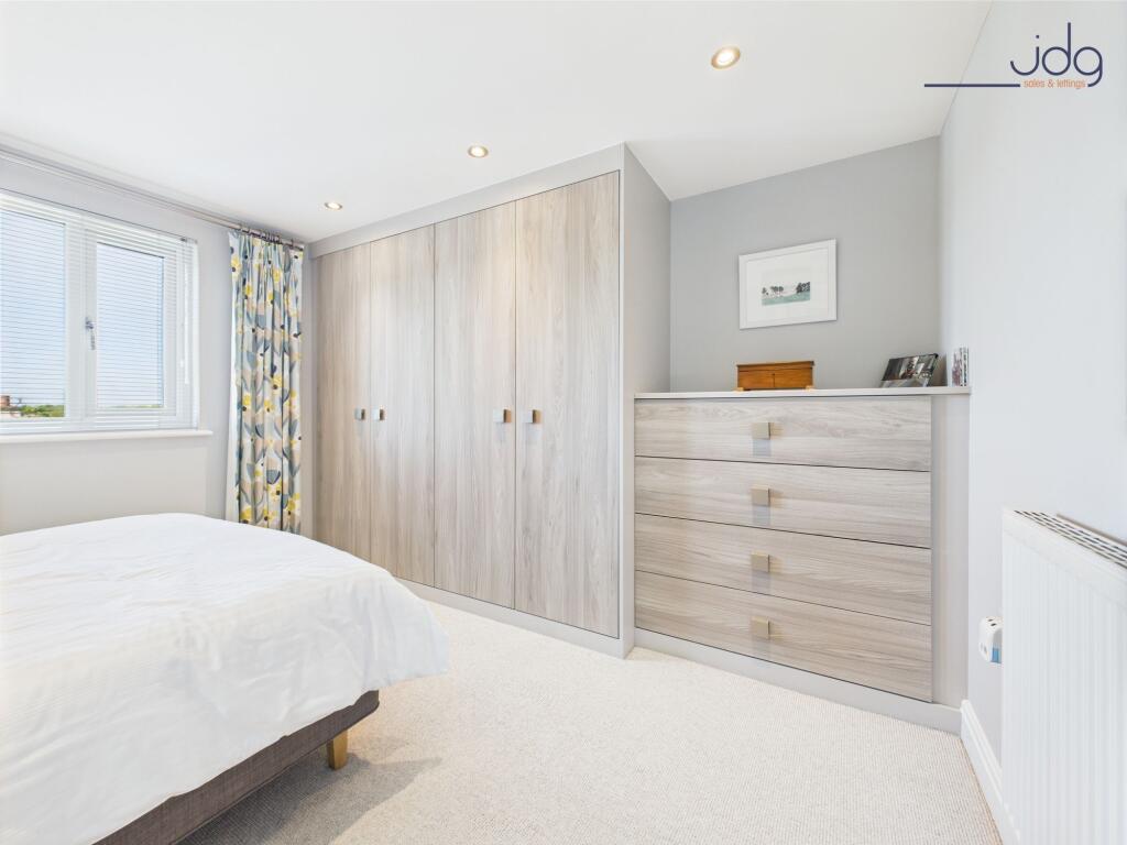Double Bedroom with built in wardrobes 2
