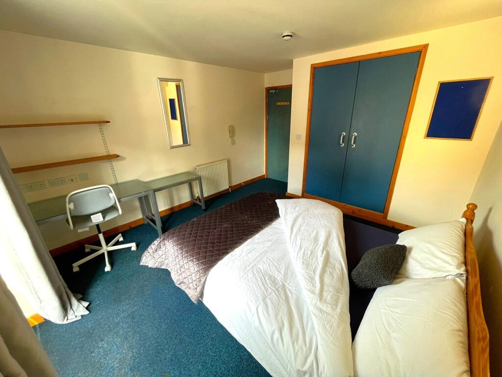 A bright and tidy double bedroom featuring a co...