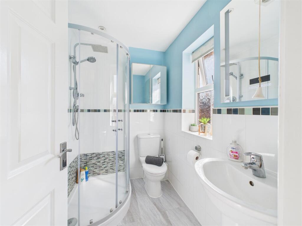 EN-SUITE SHOWER ROOM