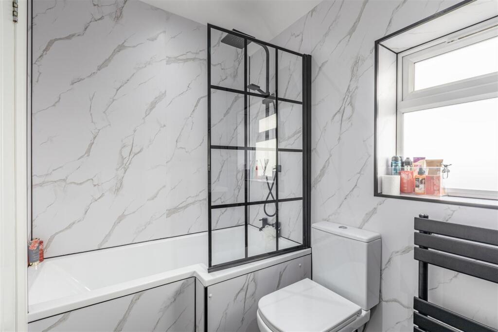 28 Cornwall Avenue, Byfleet, KT14 7EY - 10.jpg