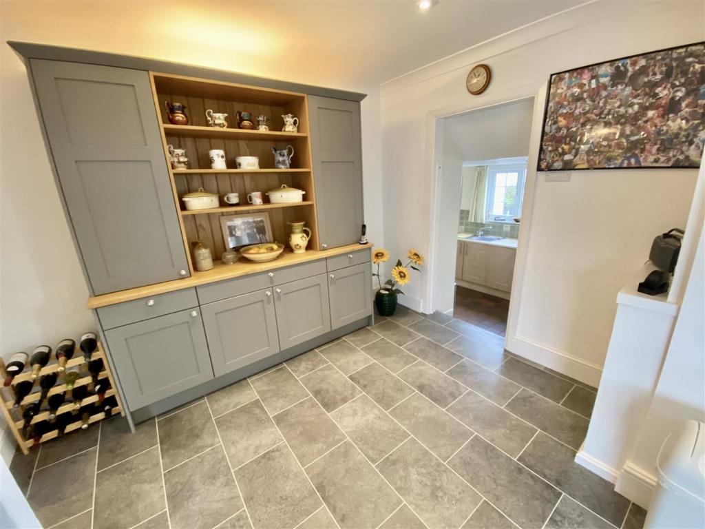 KITCHEN/BREAKFAST ROOM